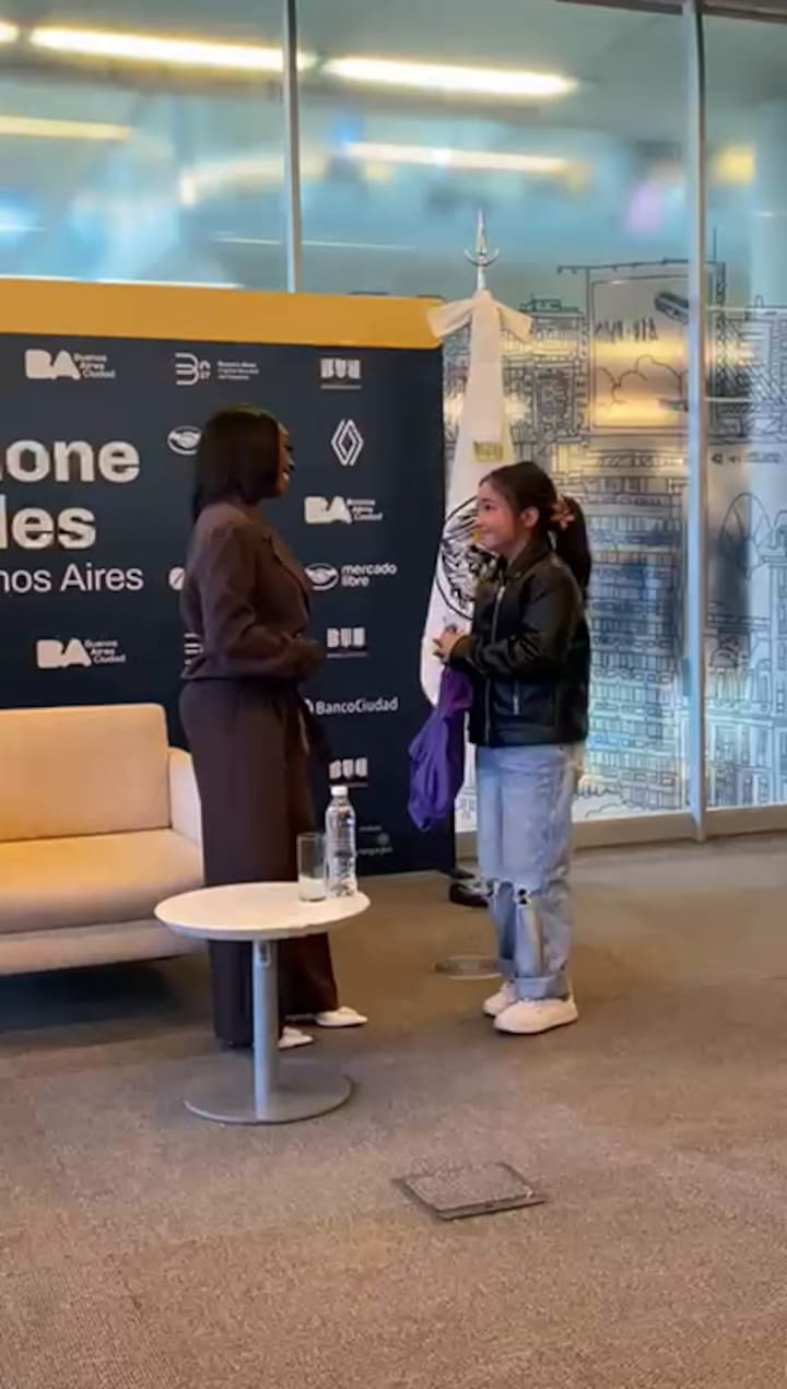 Simone Biles le firma una malla a una niña tras la charla que brindó en Parque Patricios