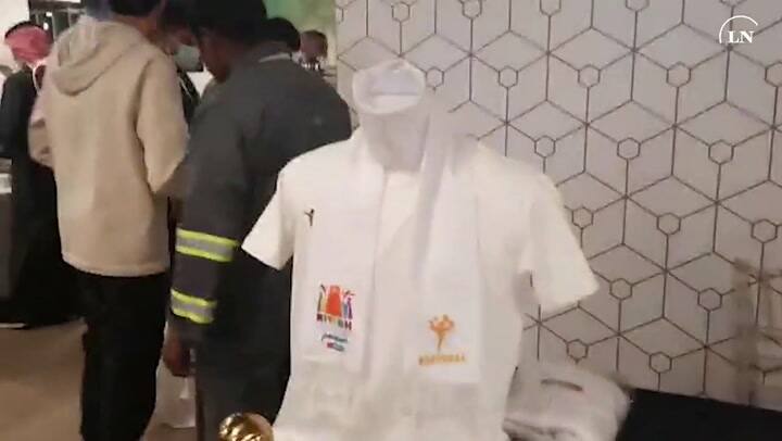 La venta de remeras y buzos de Maradona dentro del estadio Mrsool Park