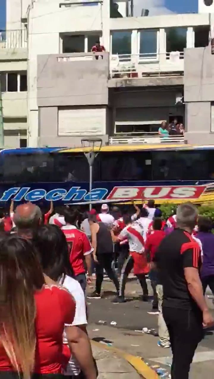 Asi apedreaban los hinchas el micro de Boca
