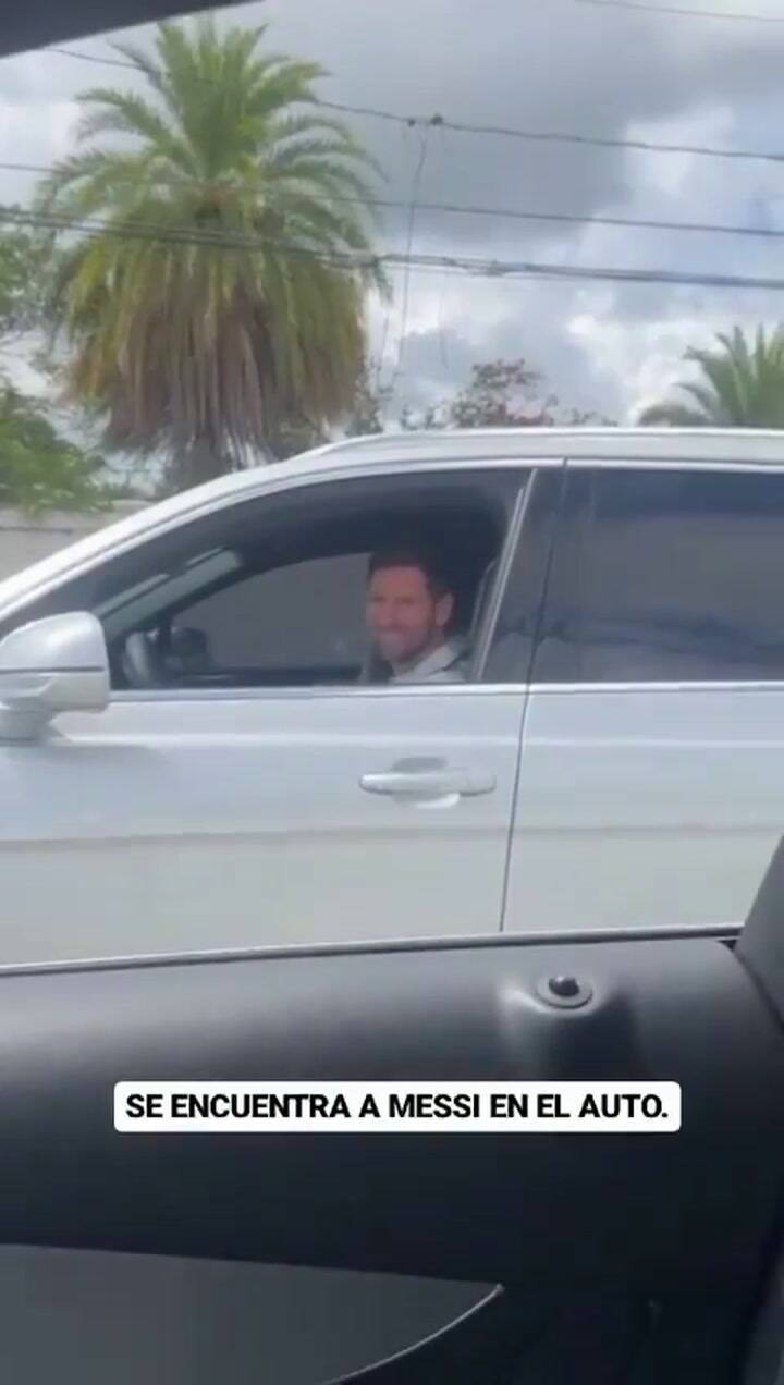 Un fan se encontró con Messi en el auto y le expresó toda su admiración
