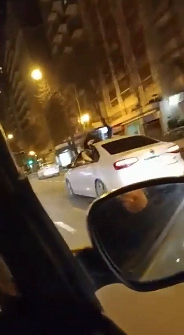 Recorría la avenida Colón de Mar del Plata subido al techo de un auto