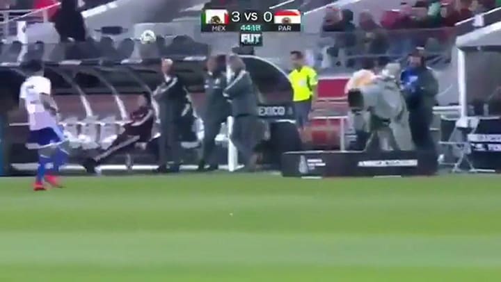 El pelotazo del Toto al Tata - Fuente: YouTube