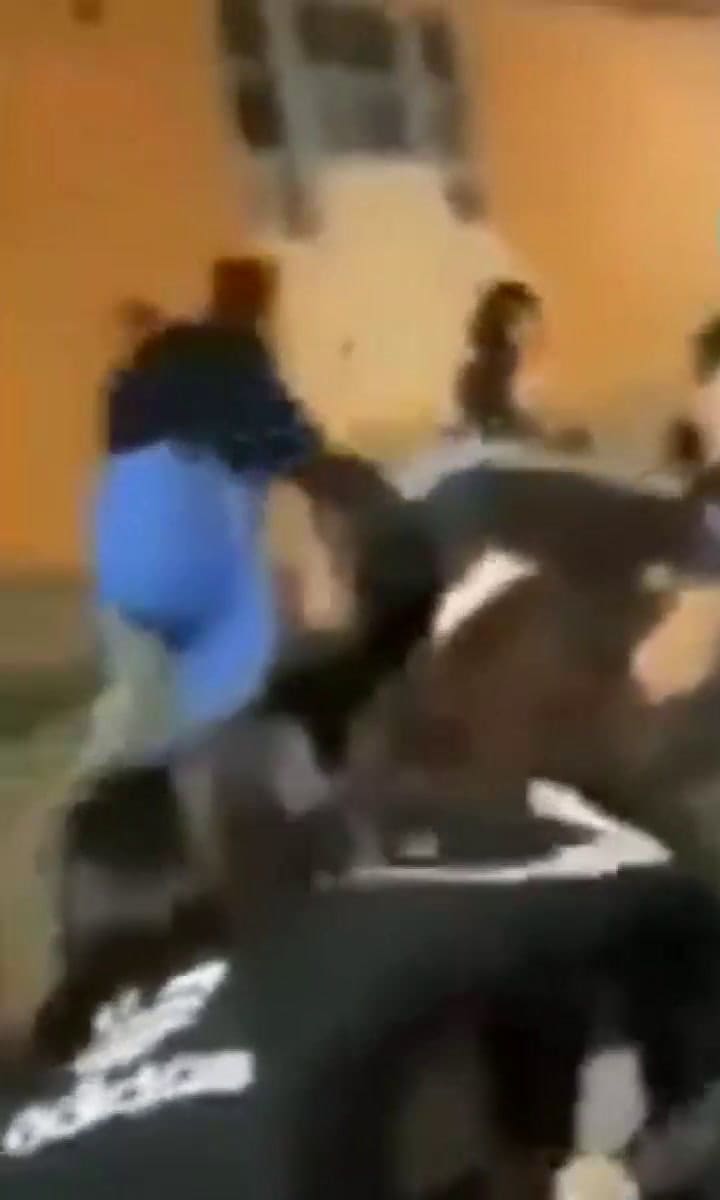 El momento en que dos adolescentes de 13 años agreden a una de 12