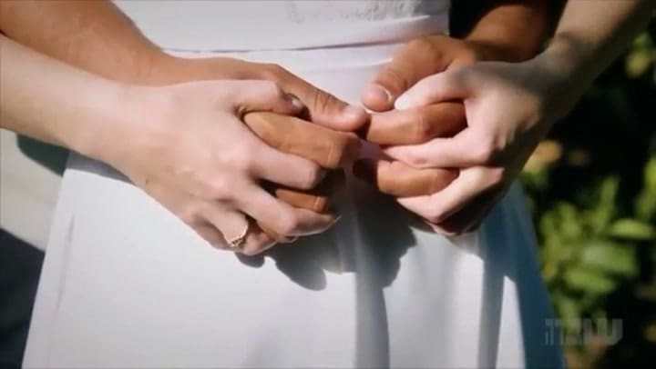 Shiri Bibas junto a su esposo Yarden, vestidos de novios