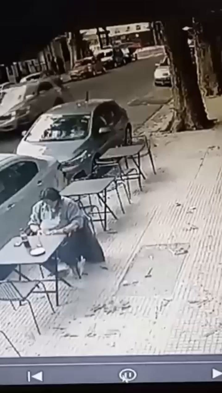 El momento en que le cayó un vidrio en la cabeza a un hombre