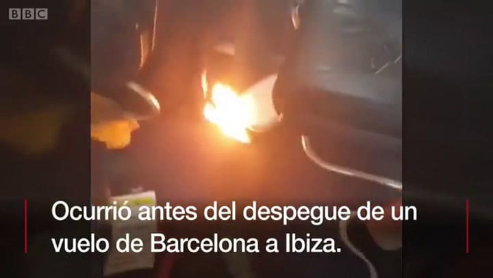 Este es el momento en el que un celular ardió dentro de un avión a punto de despegar - Fuente: BBC