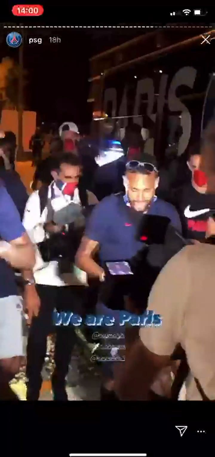 Al ritmo de El Dipy, los jugadores del PSG celebran el pase a la final