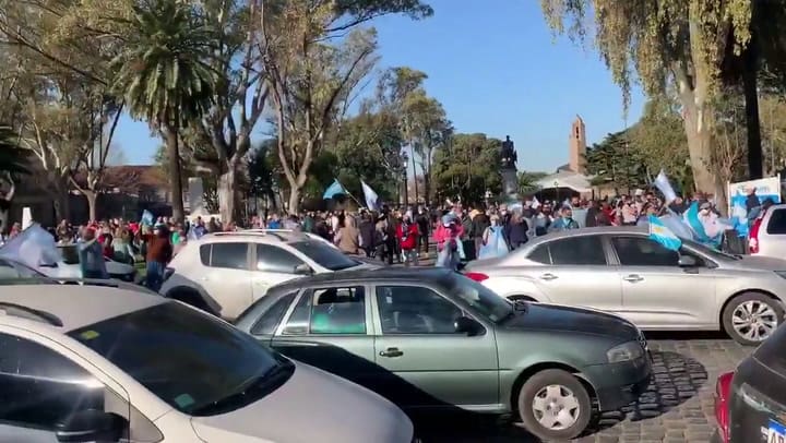 Banderazo en Adrogué, distrito de Almirante Brown - Fuente: Twitter @betovaldez