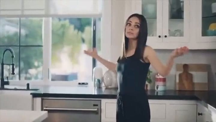 Mila Kunis y Ashton Kutcher en el Super Bowl 2021