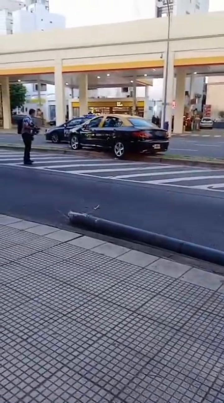 Un taxista borracho chocó solo y derribó un poste de luz en San Telmo