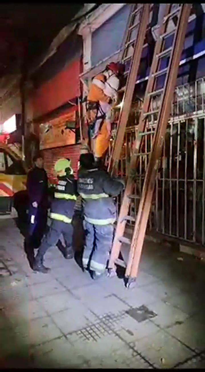 Derrumbe en Floresta: rescatan a una menor de la vivienda