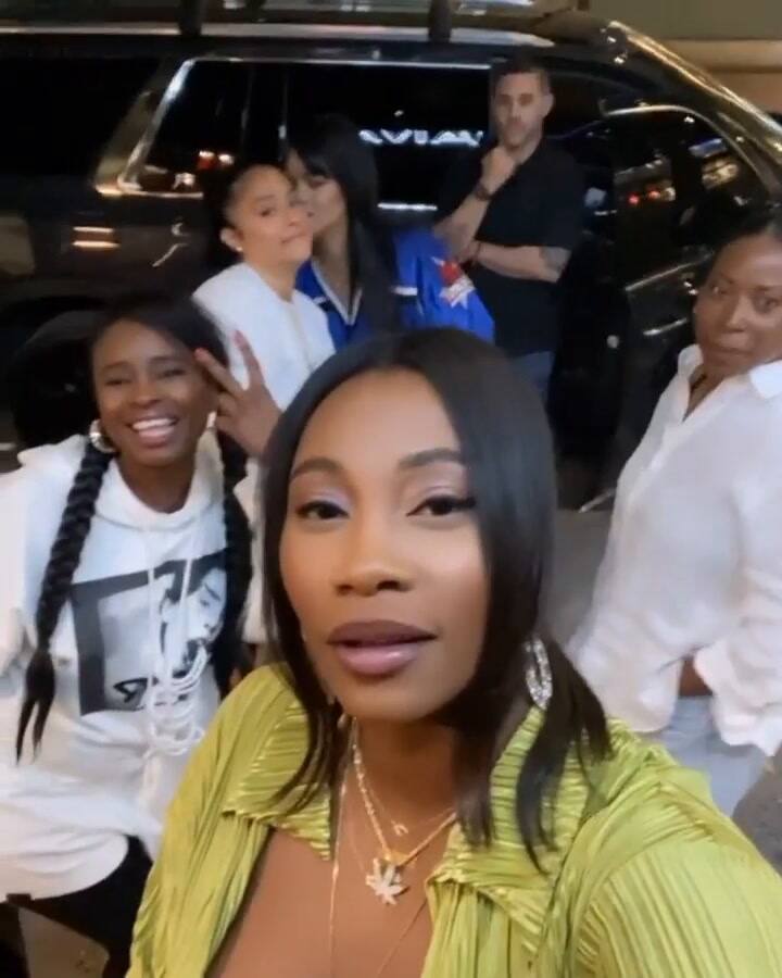 Rihanna disfruta de una noche con sus amigas en Nueva York