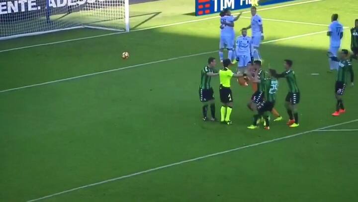 Milan ganó con un penal a lo Palermo: Carlos Bacca le pegó con los dos pies juntos y convirtió