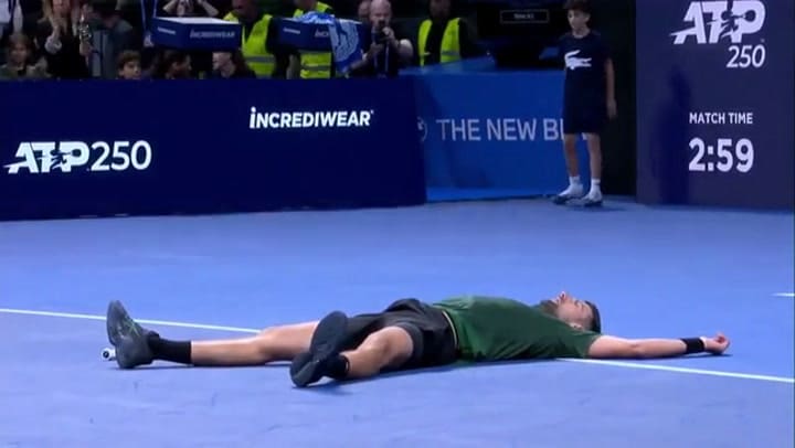 El festejo de Djokovic tras coronarse en el ATP de Atenas