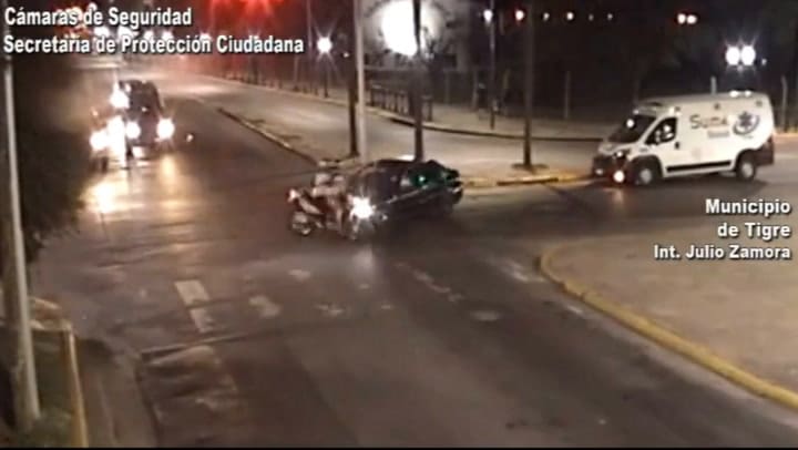 Tigre: un automovilista embistió a una moto y sus dos ocupantes salieron volando