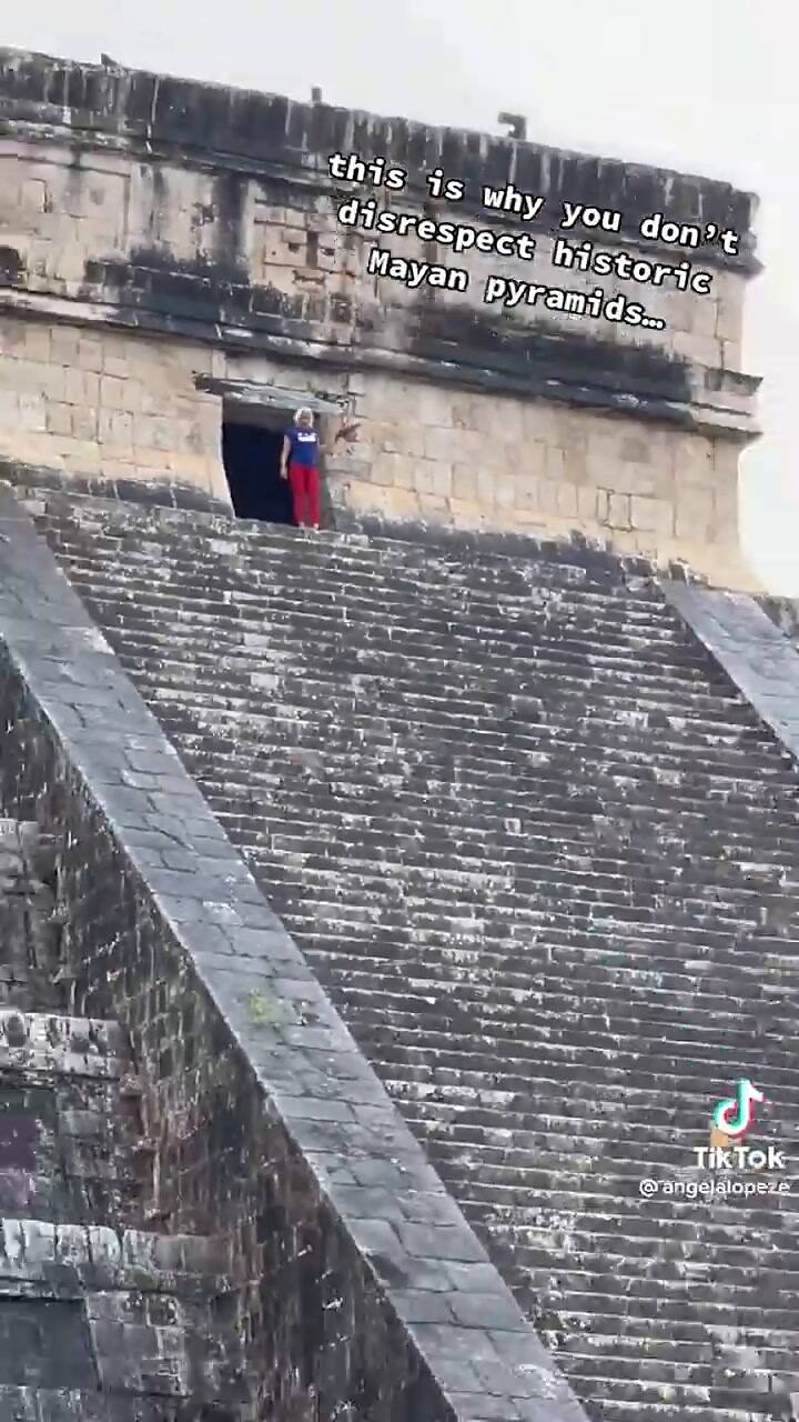 Una turista subió la pirámide de Kukulkán y recibió insultos y empujones
