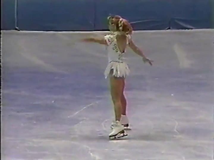 Tonya Harding realiza el triple axel en la pista - Fuente: YouTube