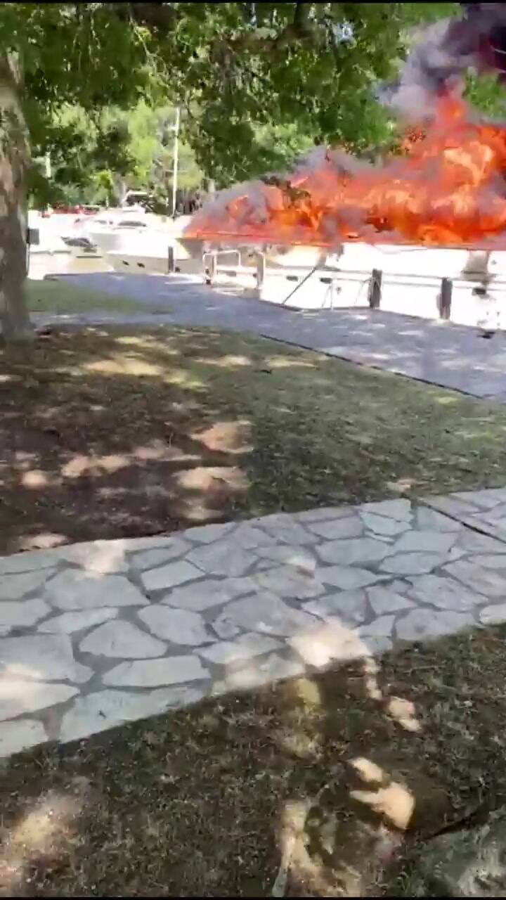 Fuertes imágenes del incendio de la embarcación