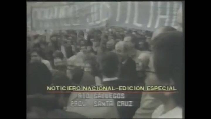 Néstor Kirchner, durante una movilización en defensa de la democracia en la Semana Santa de 1987