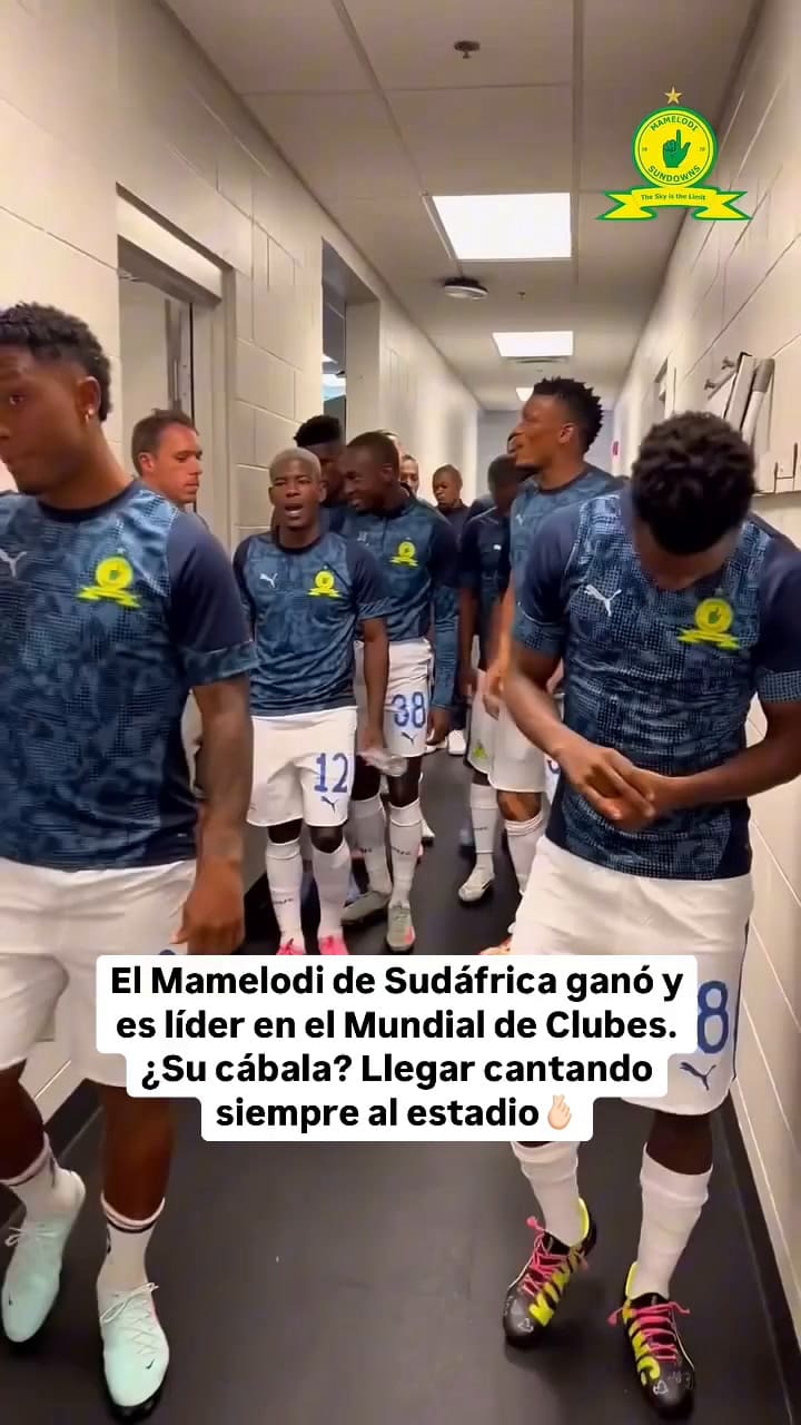 Los jugadores de Mamelodi Sundouwns precalientan con pasos de baile