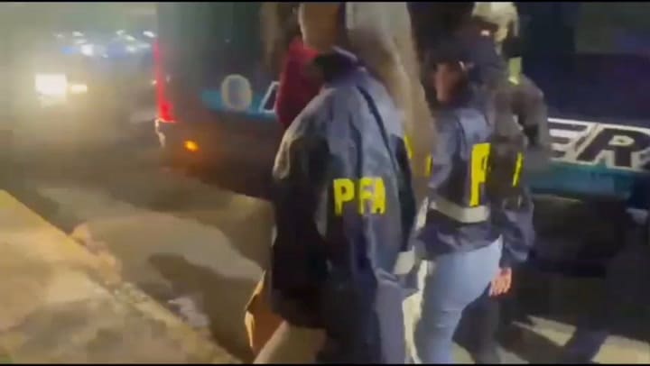 Deportaron a la modelo boliviana vinculada al narco tras el hallazgo de 359 kilos de cocaína en una avioneta