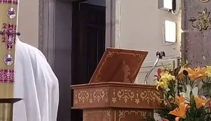 Padre interrumpe misa para contestar una llamada del Papa - Fuente: YouTube