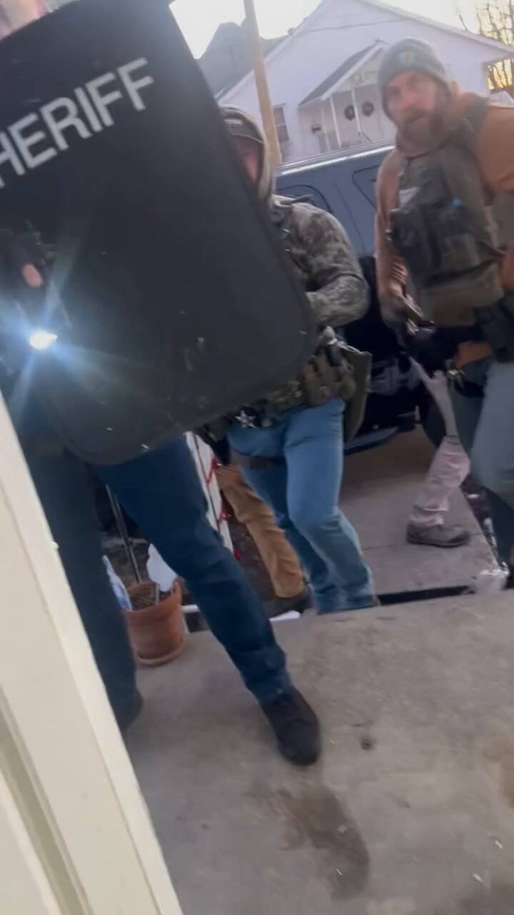 Agentes federales irrumpieron en una vivienda sin orden judicial en Elgin