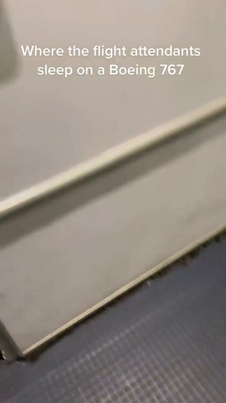 Así es el lugar donde descansan las azafatas, según un tiktoker