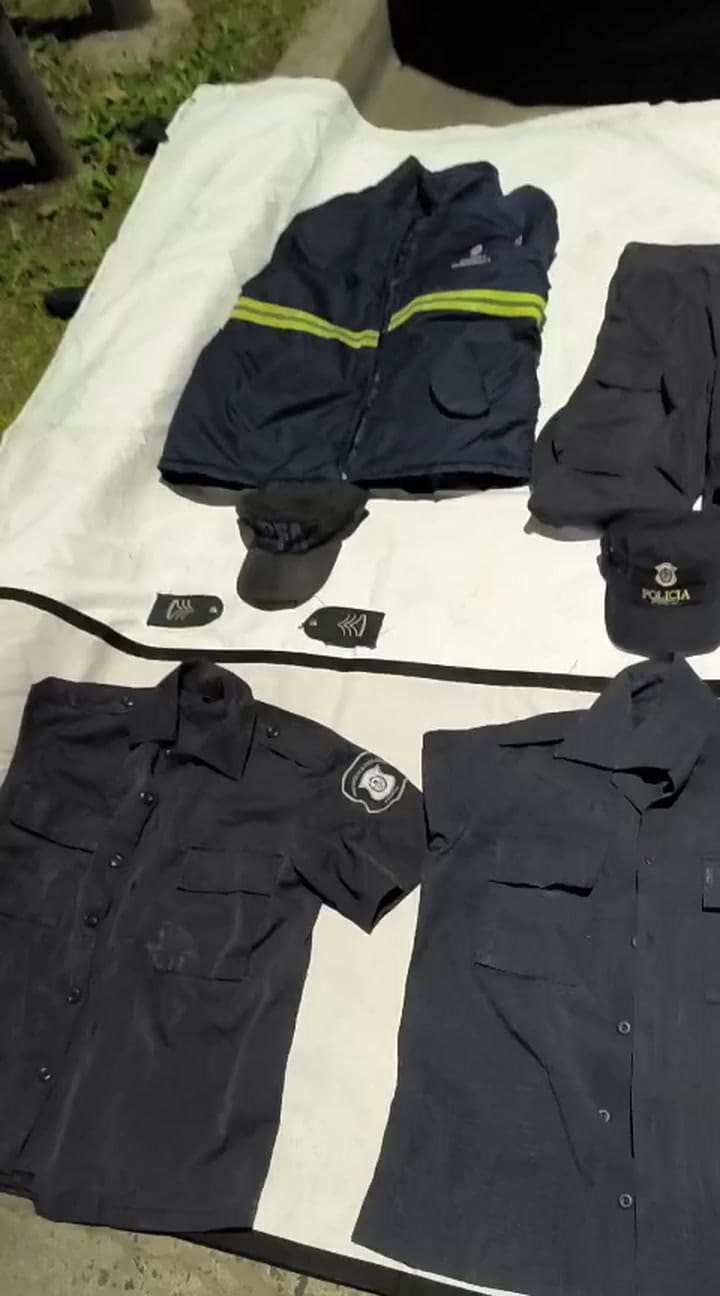 Las armas y vestimenta que usaba el grupo de delincuentes para fingir que eran policías