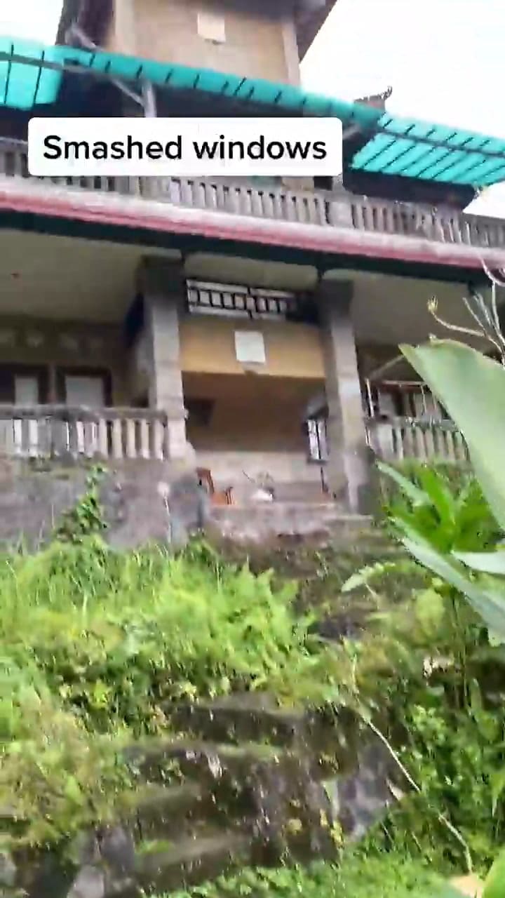El estado del edificio abandonado en Bali