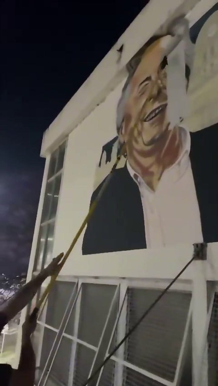 Removieron un mural de Néstor Kirchner en una sede de Correo Argentino