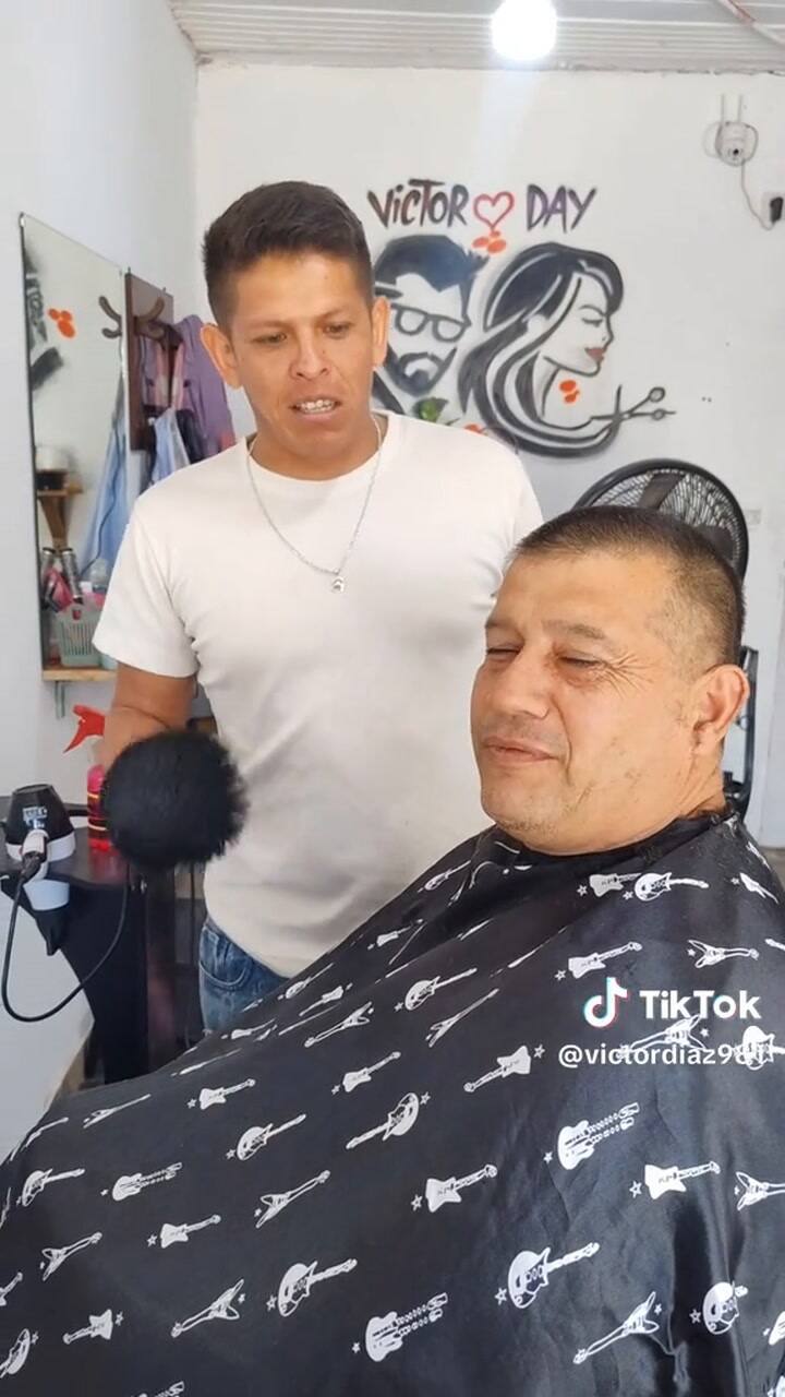 El primer cliente de Víctor a su peluquería llegó desde La Matanza