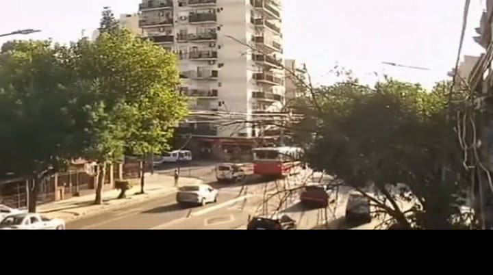 Choque entre un auto y un ómnibus escolar en Parque Avellaneda