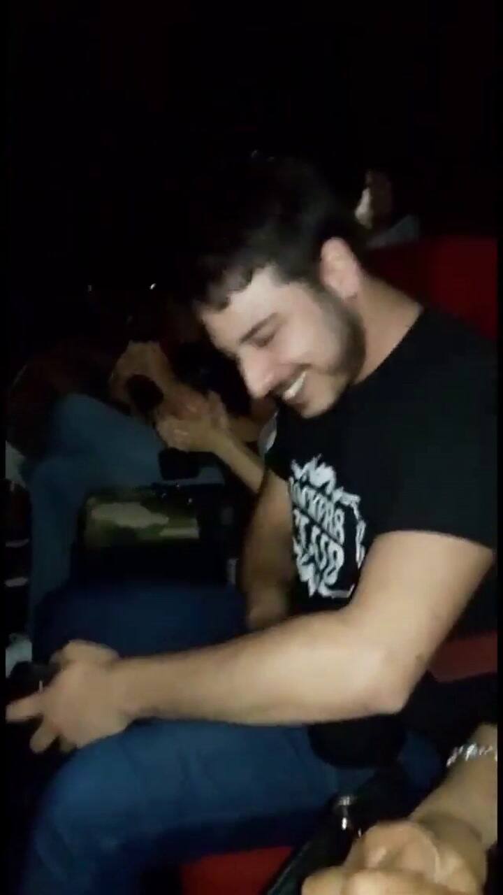 Se puso a cantar 'I want to break free' mientras solucionaban un problema técnico