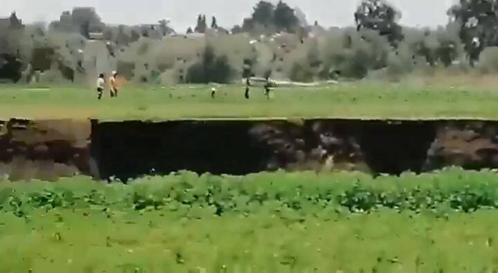 El enorme agujero que apareció en medio del campo y desconcierta a todo un país - Fuente: Twitter