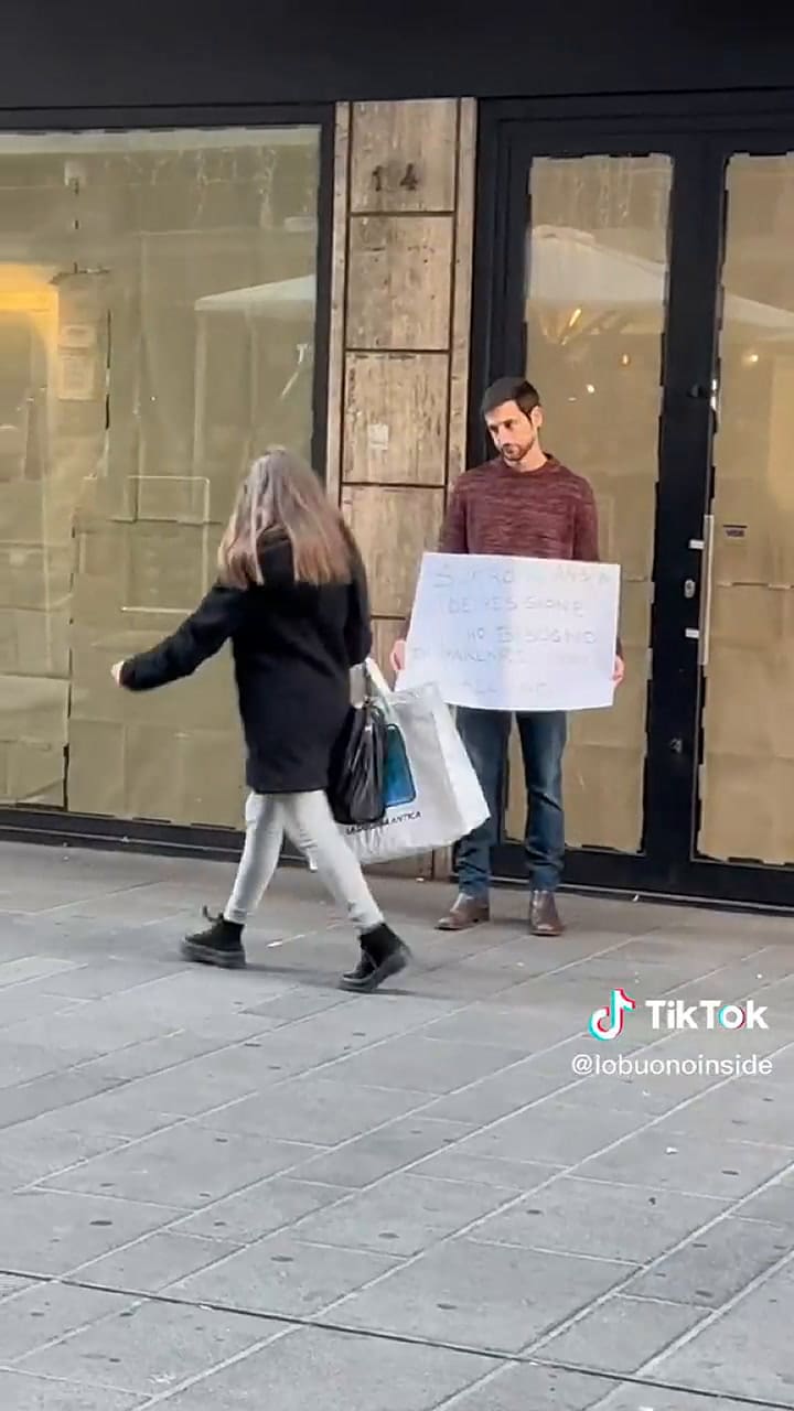 Su experimento social número 2 constó de ver la reacción de la gente con un cartel