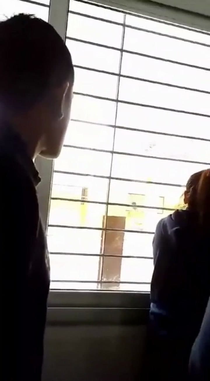 Los alumnos grabaron la situación desde un aula