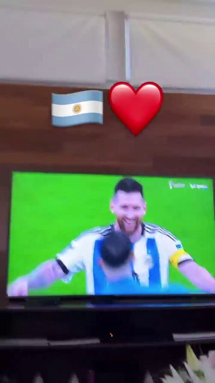 Los festejos de Tini Stoessel tras el triunfo de la Argentina