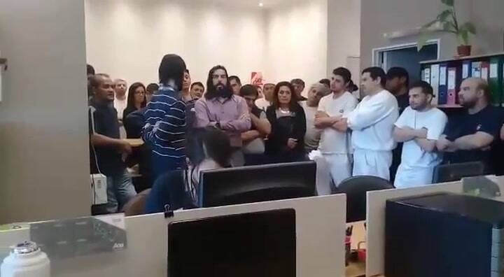 Los empleados de Freddo son informados de la situación - Fuente: YouTube