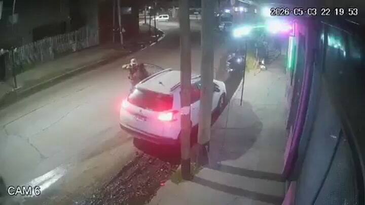 Intentaron robarle el auto cuando estacionaba frente a su casa en Florencio Varela: el policía se defendió a los tiros