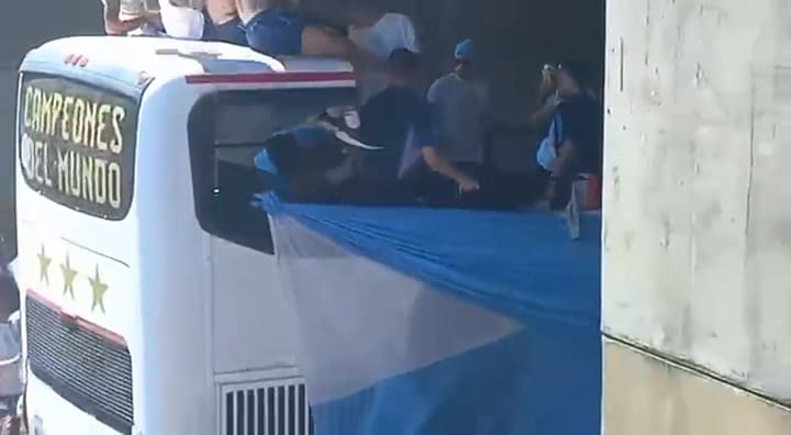 Dos hinchas quisieron saltar de un puente al colectivo de la selección