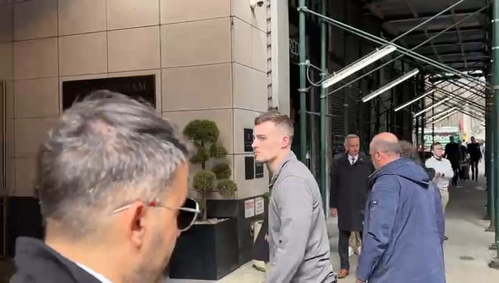 La llegada de Milei al hotel The Langham, sobre la Quinta Avenida, en Nueva York