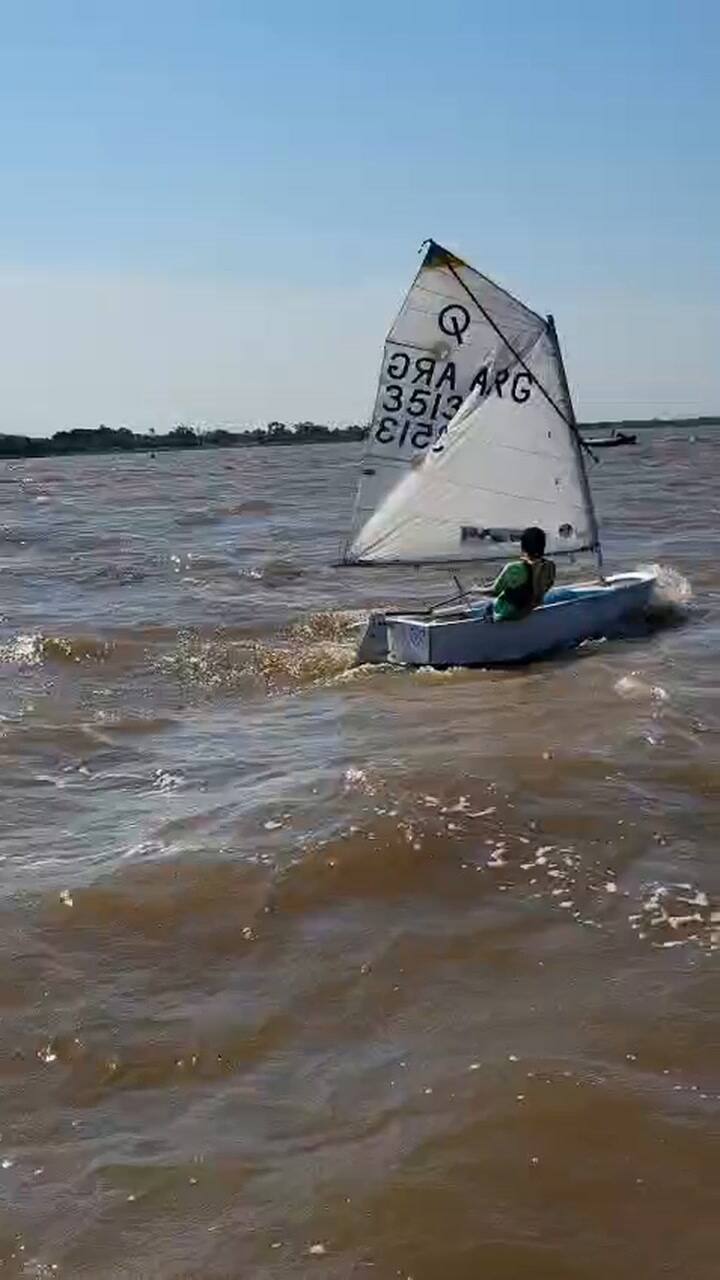 Natanael, de 9, entrena en el bajo de San Isidro