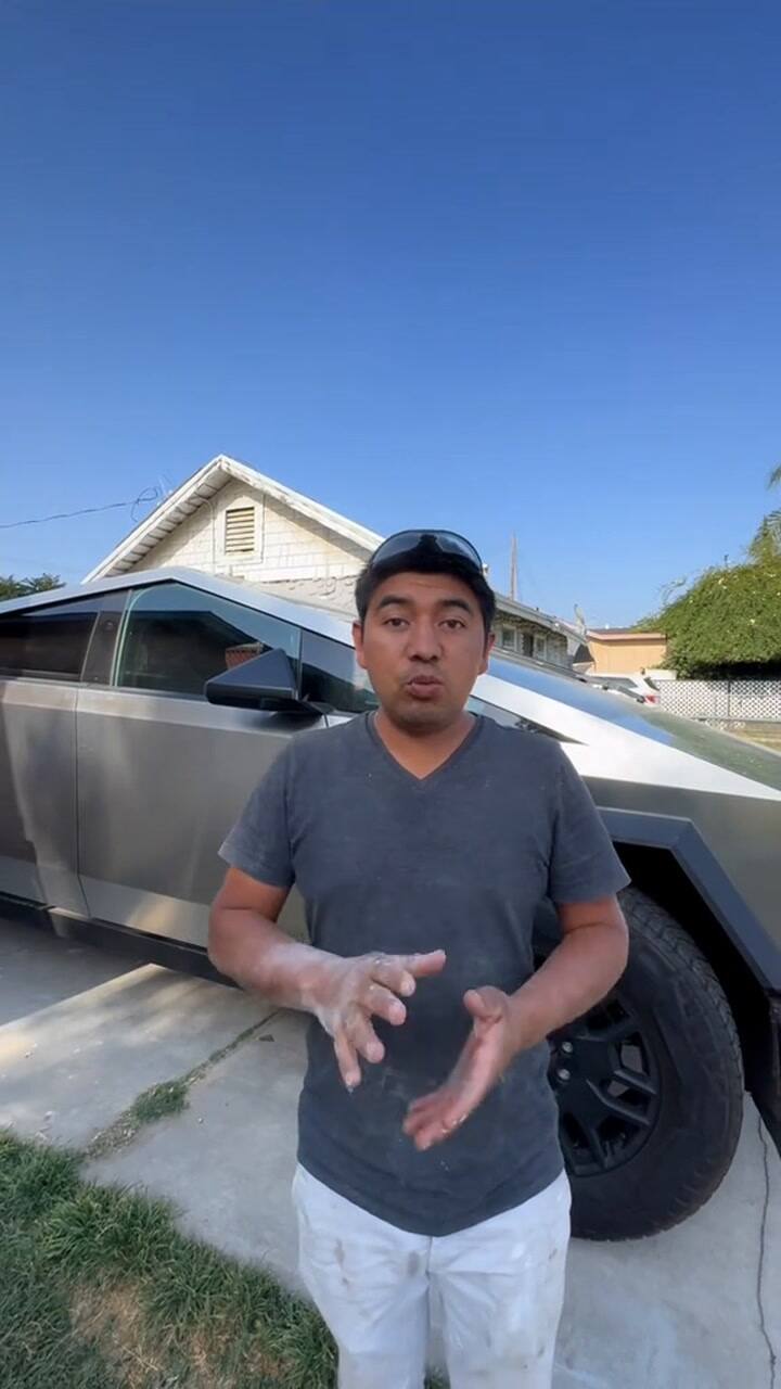 Es latino y reveló cómo hizo para comprar un Tesla