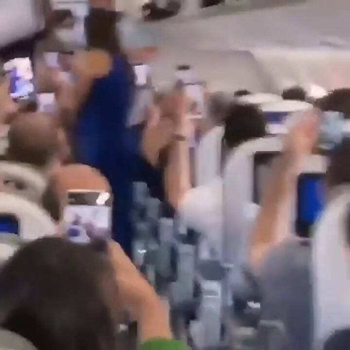 “¡Genocida!”: abucheos a Jair Bolsonaro tras subirse a un avión de sorpresa