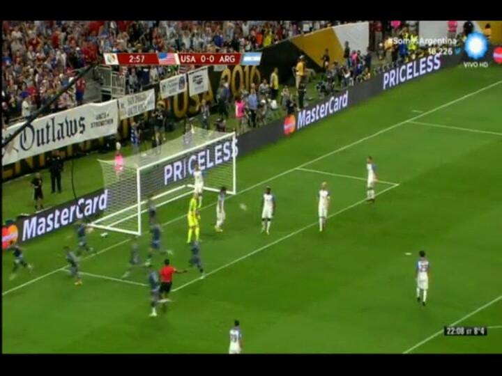 Gol de cabeza de Lavezzi tras gran asistencia de Messi