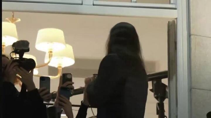 María Corina Machado saluda desde el balcón del Grand Hotel de Oslo