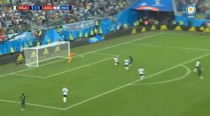 El árbitro decidió no cobrar penal - Fuente: Tv Pública