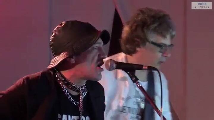 Pity Álvarez y el Padre Cesar junto con Juanse - Fuente: Youtube