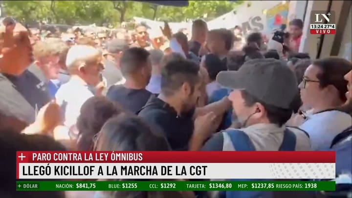 Axel Kicillof, Roberto Navarro y el cuervo Larroque llegan a la marcha